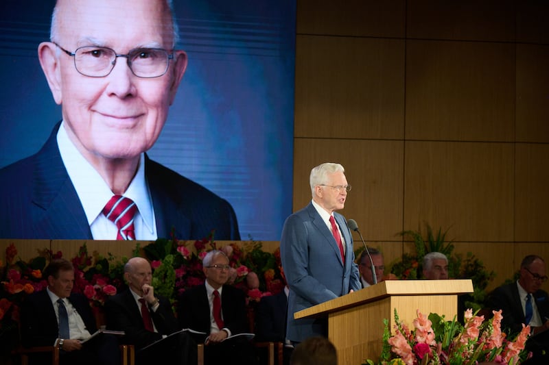 O presidente D. Todd Christofferson, segundo conselheiro na Primeira Presidência, discursa no Seminário para Novos Líderes de Missão de 2026 no Centro de Treinamento Missionário de Provo, em Provo, Utah, em 19 de junho de 2026.