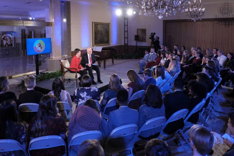 Jovens se reúnem para discutir o novo programa para Crianças e Jovens com o Presidente Dallin H. Oaks, da Primeira Presidência, e sua esposa, a irmã Kristen Oaks, que foi transmitido no domingo, dia 23 de fevereiro, 2020.