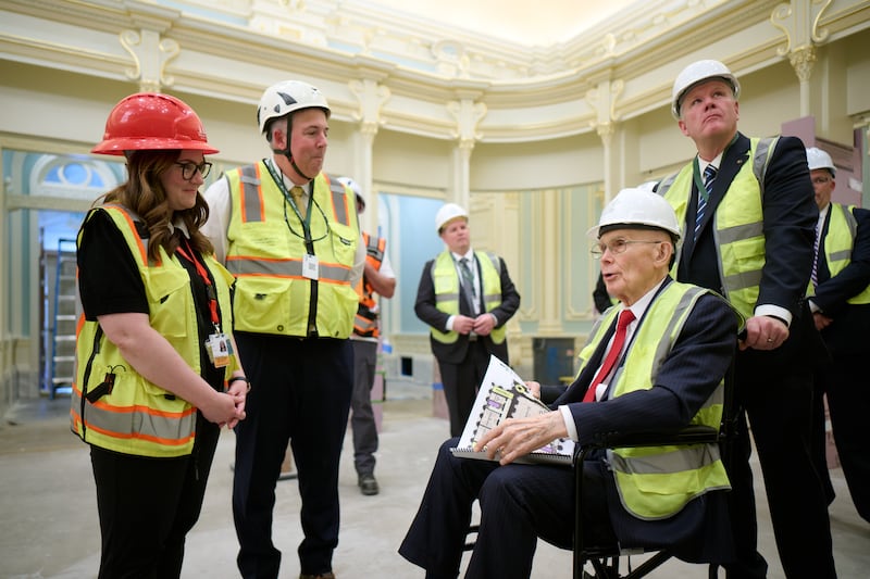 O Presidente Dallin H. Oaks visita a sala celestial do Templo de Salt Lake.
