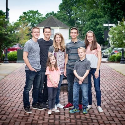 A família Spindle: Tom e Shayla, ao centro, com Bradly, Collin, Aubrey, Camden e Melody.