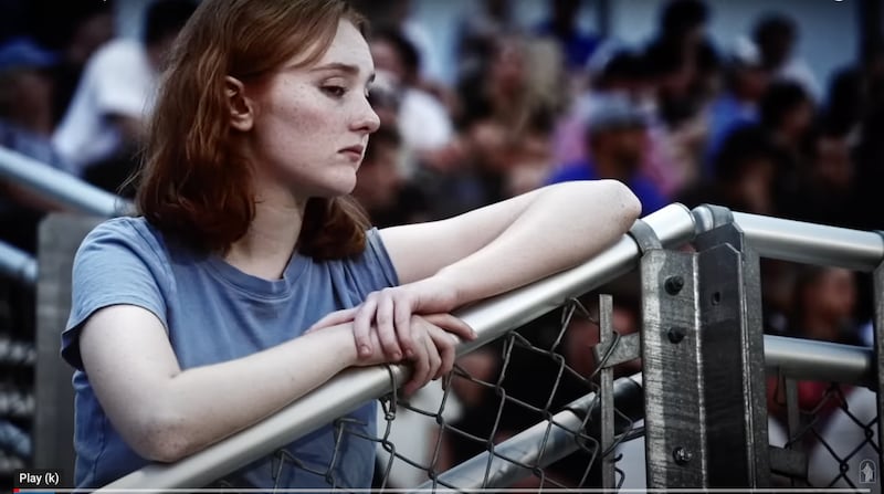 No vídeo “Estás mesmo aí?”, da série de Mensagens Inspiradoras, uma jovem está entre os muitos que procuram respostas para a oração.