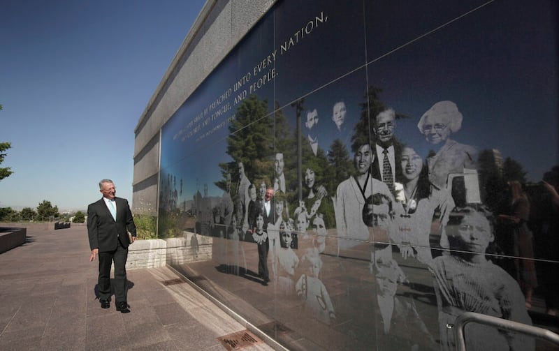 Élder Ulisses Soares, do Quórum dos Doze Apóstolos, olha para o mural localizado na cobertura do Centro de Conferências em Salt Lake City, Utah, na terça-feira, dia 23 de junho de 2020.