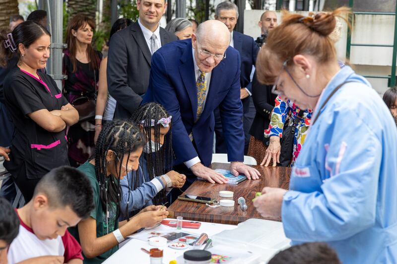 Elder Dale G. Renlund do Quórum dos Doze Apóstolos visita um hospital infantil de Buenos Aires, Argentina em 11 de novembro de 2025.