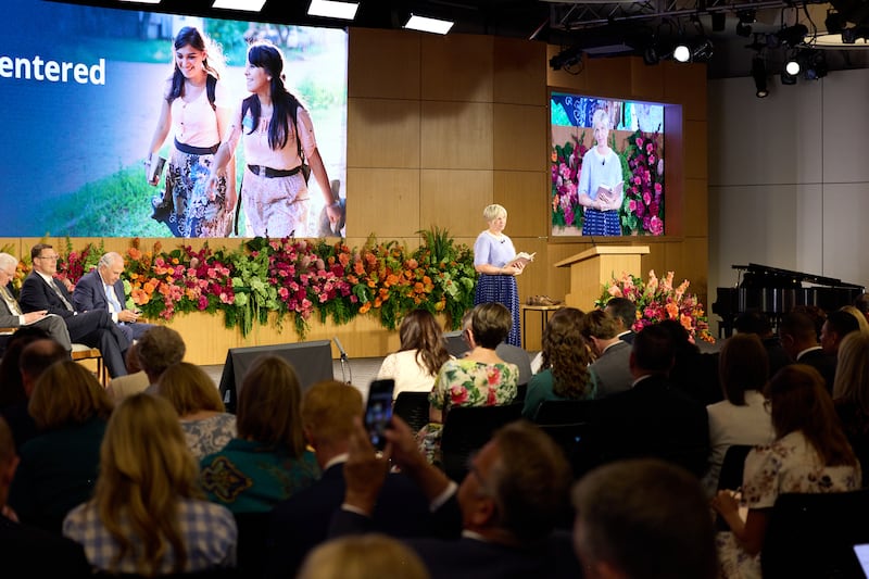 A Presidente Geral das Moças, Emily Belle Freeman, membro do Conselho Executivo Missionário da Igreja, discursa durante o Seminário de 2026 para Novos Líderes de Missão no sábado, 20 de junho de 2026, no Centro de Treinamento Missionário de Provo, em Provo, Utah.