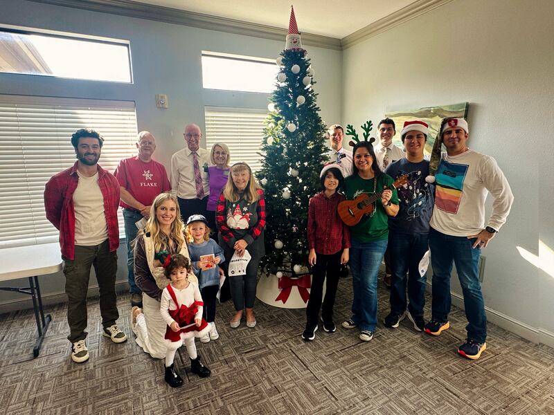 Lisa Zuniga segura seu ukulele e sorri para uma foto com amigos, membros da família e missionários enquanto canta canções natalinas no Harker Heights Nursing and Rehabilitation Center em Harker Heights, Texas, para celebrar o aniversário de Zuniga em 13 de dezembro de 2025.