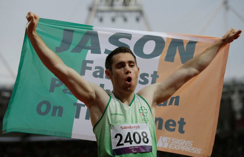 Jason Smyth, da Irlanda, comemora depois de vencer a corrida final masculina dos 100 metros T13 nas Paralimpíadas de Londres no sábado, 1º de setembro de 2012.