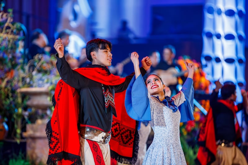Bailarinos usando trajes tradicionais apresentam danças de toda a América Latina durante um ensaio geral de "Luz de las Naciones" em Salt Lake City, Utah, 3 de novembro de 2025.