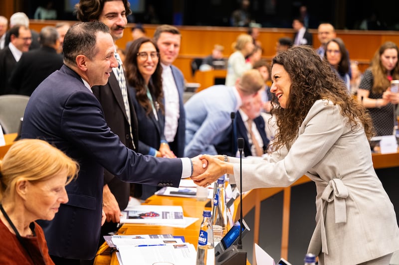 Francesco Di Lillo, diretor do Escritório de Assuntos Internacionais e da União Europeia de A Igreja de Jesus Cristo dos Santos dos Últimos Dias, à esquerda, aperta a mão de Antonella Sberna, vice-presidente do Parlamento Europeu, à direita, durante a discussão em painel intitulada "IA, Saúde e Direitos Fundamentais: Implementando a Abordagem Centrada no Ser Humano da Europa" em 9 de junho de 2026 no Parlamento Europeu em Bruxelas, Bélgica.