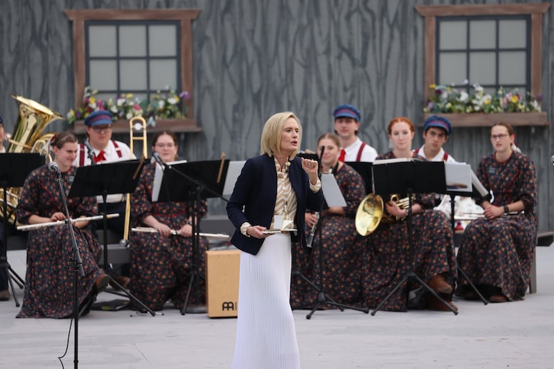 Presidente Bonnie H. Cordon, presidente geral das Moças, discursa para os jovens em Nauvoo, Illinois, em 24 de setembro de 2022, com a Nauvoo Brass Band ao fundo.