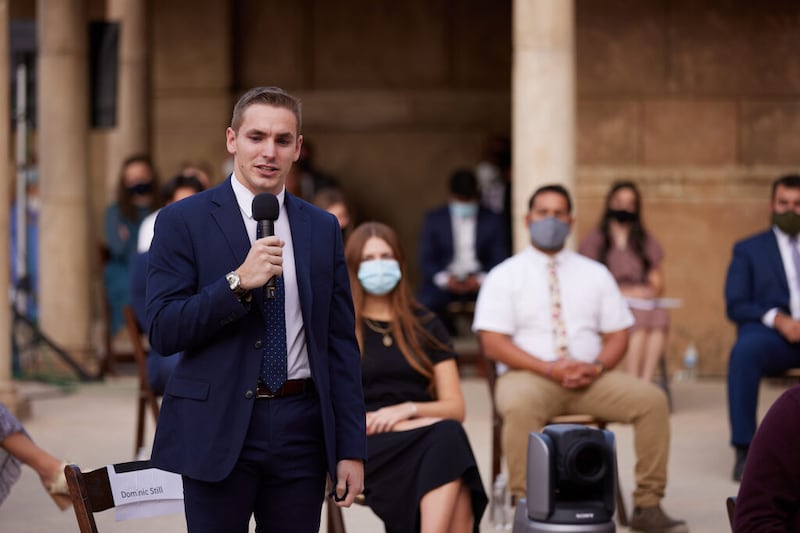 Dominic Still, de Tri-Cities, Washington, responde à pergunta de um jovem adulto sobre por que ele deveria ficar na Igreja. Um vídeo da história de Still sobre encontrar paz em meio a dificuldades com a saúde mental foi transmitido no evento Cara a Cara no domingo, 13 de setembro de 2020.