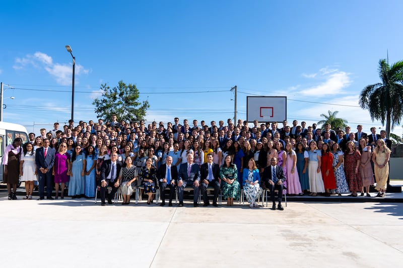 Elder Ronald A. Rasband do Quórum dos Doze Apóstolos e outros líderes posam para uma foto com missionários servindo na República Dominicana.