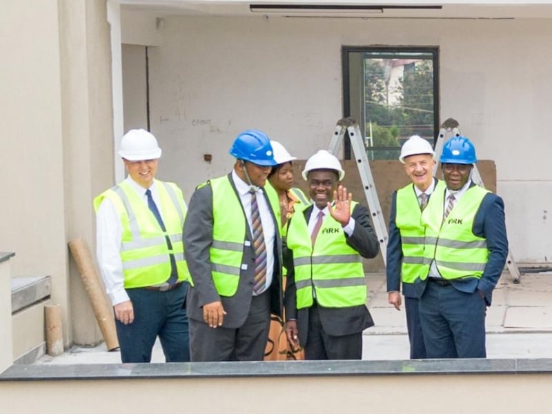 Elder Edward Dube acena com líderes da área em uma visita ao novo edifício do escritório da Área África Central em construção em Nairóbi, Quênia, em 25 de abril de 2026.