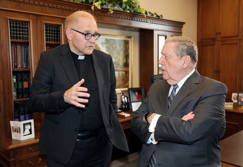 Reverendo Dr. Andrew Teal e Élder Jeffrey R. Holland conversam ao se encontrarem no escritório de Élder Holland, no Edifício de Administração da Igreja em Salt Lake City na quarta-feira, 5 de outubro de 2022. O Rev. Teal presenteou a Igreja com uma Bíblia da Restauração de Carlos II.