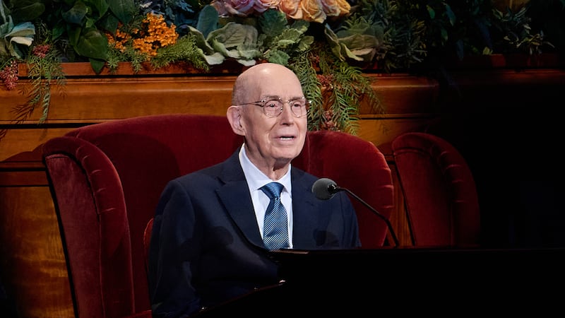 O Presidente Henry B. Eyring fala no domingo de manhã da conferência geral de outubro de 2026 no Centro de Conferências em Salt Lake City em 4 de outubro de 2026.