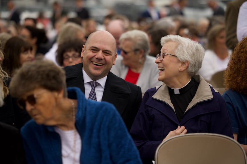 Membros de A Igreja de Jesus Cristo dos Santos dos Últimos Dias e membros da comunidade se reúnem na cerimônia de lançamento da pedra fundamental do Templo de Missoula Montana.