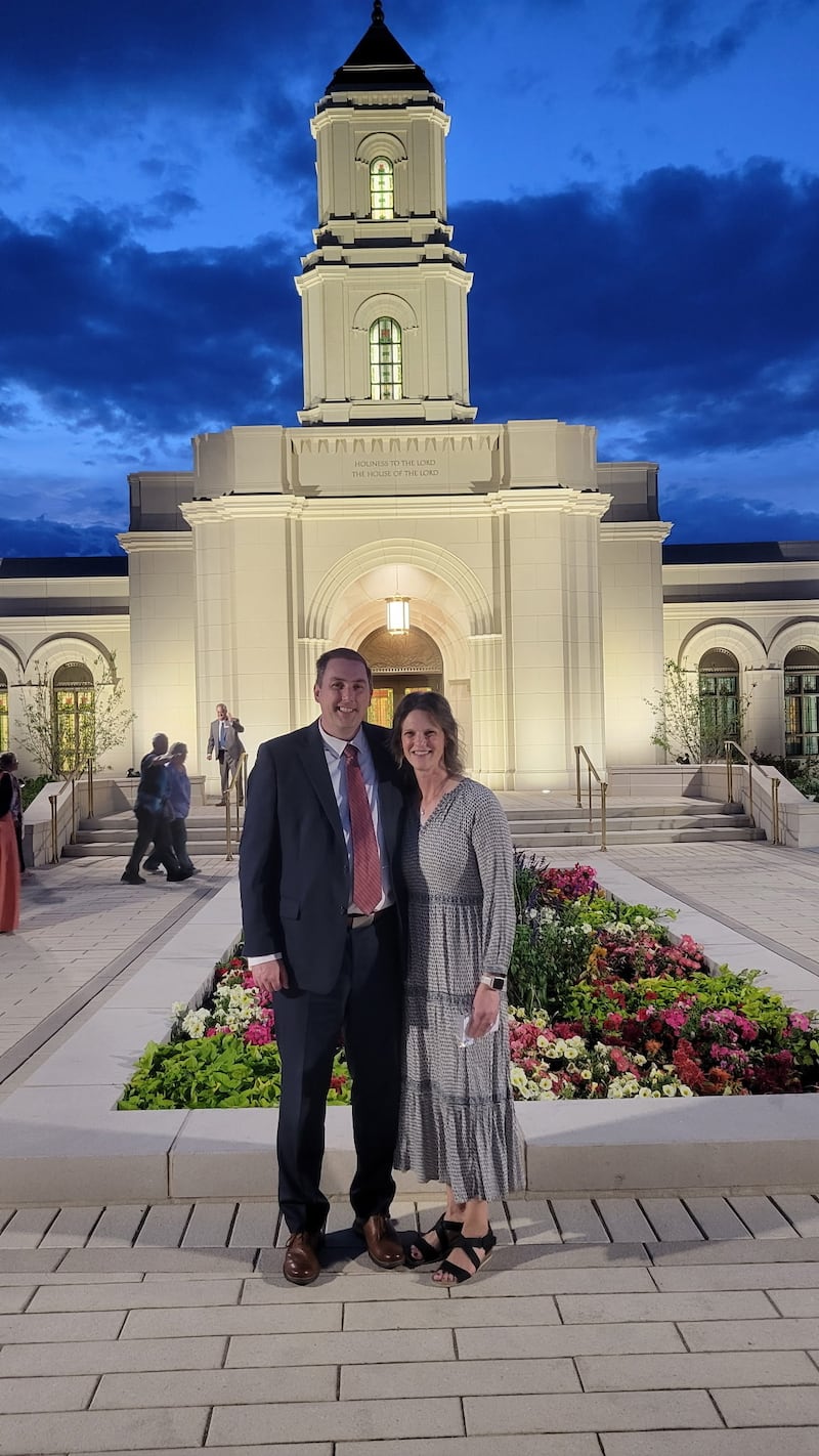 O presidente da Estaca Cody Wyoming, Élder Andrew Jacobsen, e sua esposa, Jamie Jacobsen, estão em frente ao Templo de Cody Wyoming em 2026.