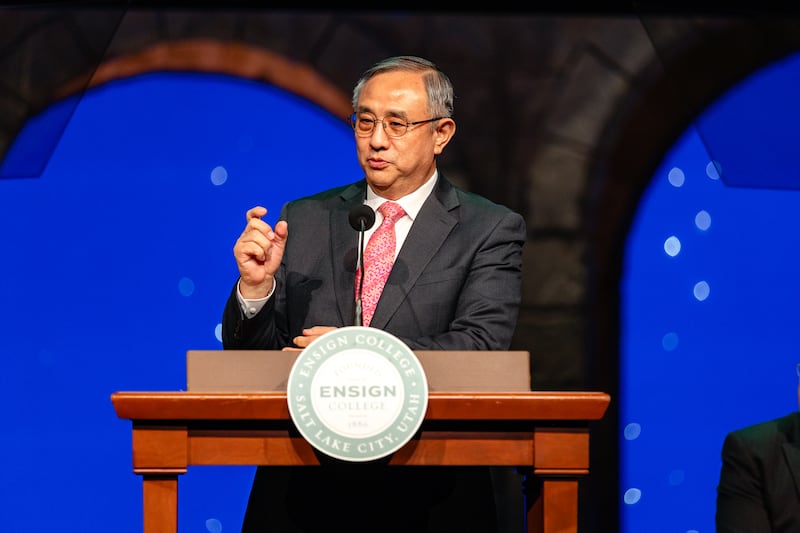 Élder Yoon Hwan Choi, Setenta Autoridade Geral, fala durante um devocional da Faculdade Ensign realizado no Teatro do Centro de Conferências no centro de Salt Lake City na terça-feira, 19 de novembro de 2024.