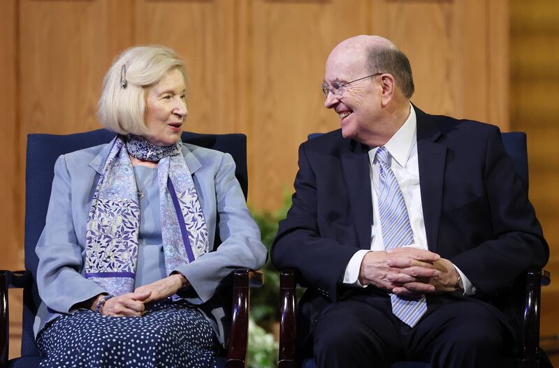 Élder Quentin L. Cook, do Quórum dos Doze Apóstolos de A Igreja de Jesus Cristo dos Santos dos Últimos Dias, conversa com sua esposa, a irmã Mary Cook, antes do devocional na Semana da Educação da BYU em Provo, Utah, na terça-feira, 16 de agosto de 2022.