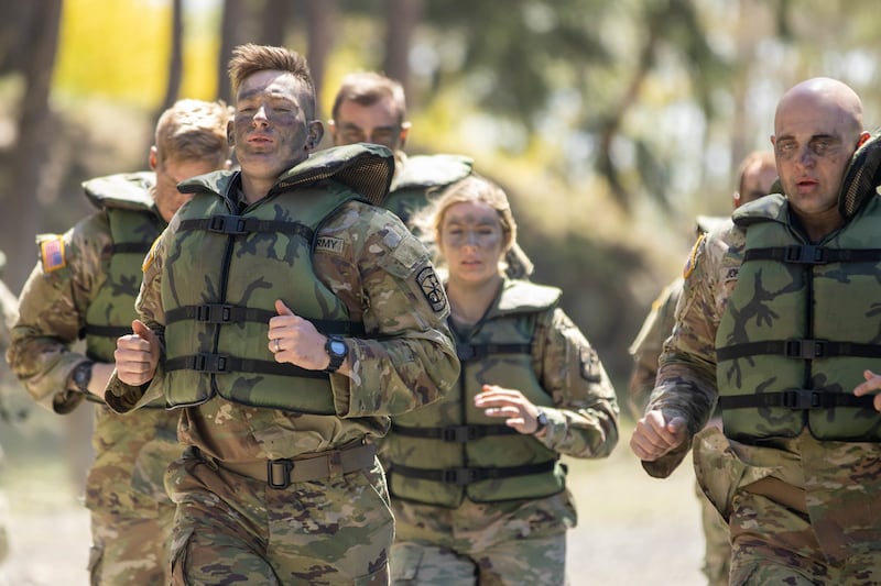 Equipe do Desafio Ranger ROTC da BYU competem juntos durante a competição de habilidades militares Sandhurst 2022 em West Point, Nova York.