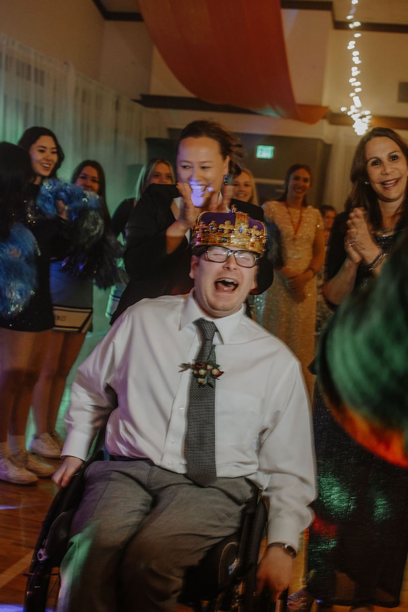 Andrew Skouson, em uma cadeira de rodas, é coroado rei do Baile Dazzle em Las Vegas, Nevada.