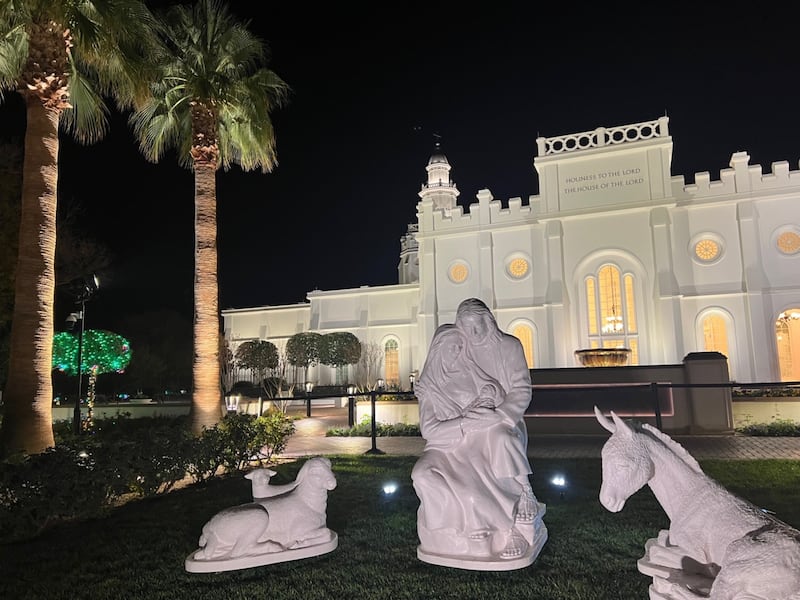 Luzes de Natal e decorações em exibição no Templo de St. George, St. George, Utah, na quarta-feira, 10 de dezembro de 2025.