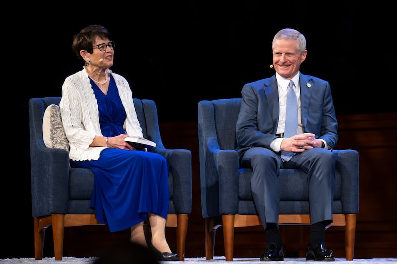 Élder David A. Bednar do Quórum dos Doze Apóstolos e sua esposa, Irmã Susan Bednar, falam durante o devocional realizado no Centro de BYU-Idaho em Rexburg, Idaho, na quinta-feira, 8 de outubro de 2026.
