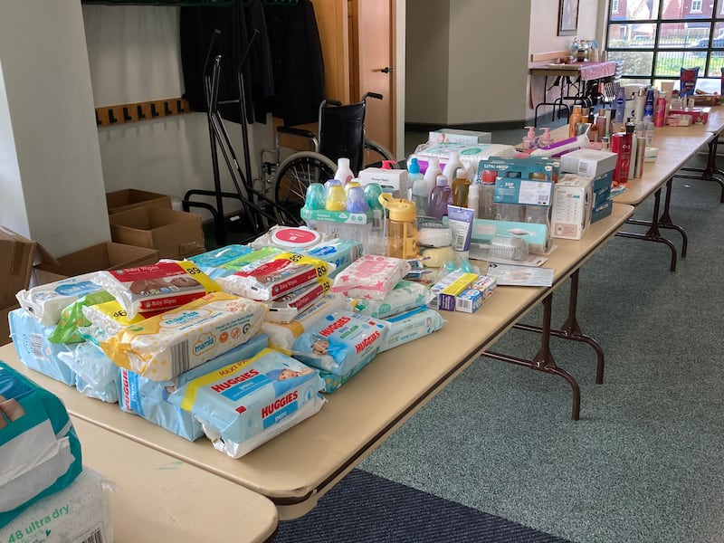 Suprimentos coletados são reunidos para Baby Basics durante uma atividade de serviço da Sociedade de Socorro do Ala Kettering em Northampton, Inglaterra, 24 de fevereiro de 2026.