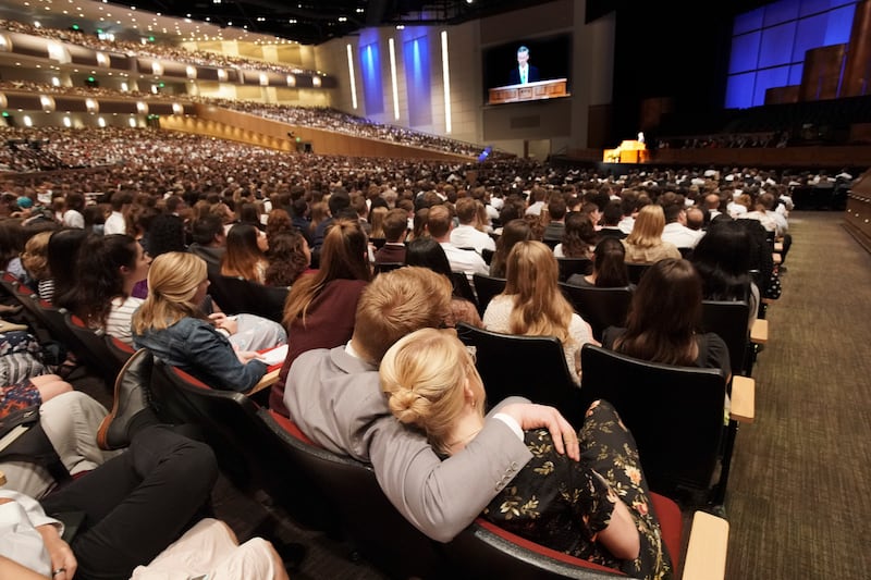 O élder David A. Bednar, do Quórum dos Doze Apóstolos e a esposa, irmã Susan Bednar, discursa para alunos da BYU-Idaho num devocional realizado no Centro BYU-Idaho em Rexburg, Idaho, no domingo, 22 de setembro