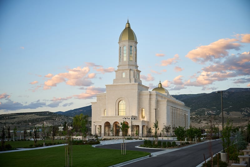 O Templo de Éfraim, Utah ao anoitecer.