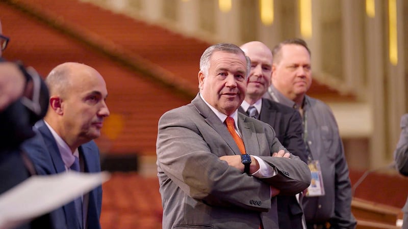 Paul Miller, diretor de transmissão e eventos, centro, e outros membros da equipe de transmissão trabalham juntos no Centro de Conferências em Salt Lake City para garantir que uma transmissão próxima de conferência geral ocorra sem problemas.