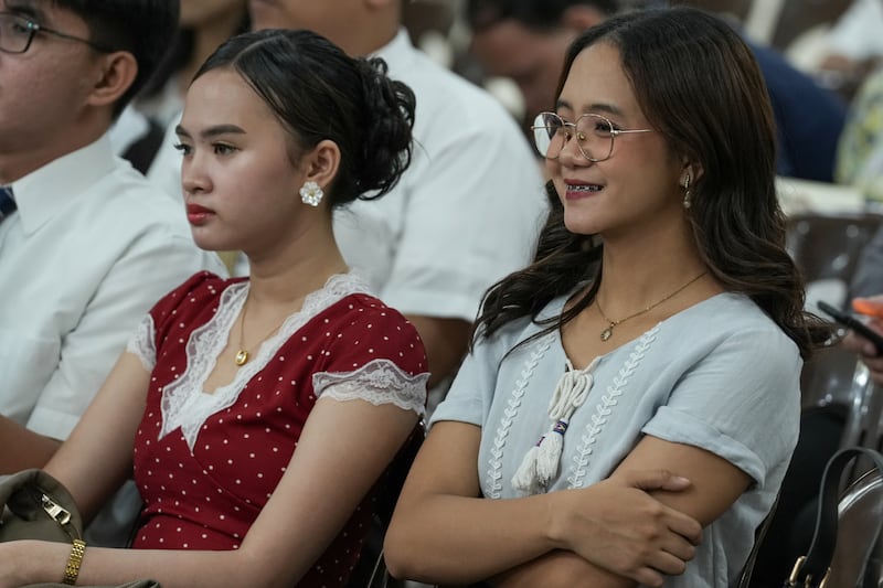 Jovens adultos ouvem durante o devocional multiestaca com o Elder Ulisses Soares do Quórum dos Doze Apóstolos de Quezon City, Filipinas, em 23 de maio de 2026.