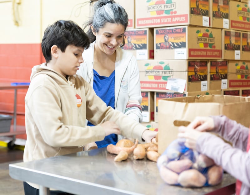 Voluntários ajudam a organizar alimentos doados pela Igreja de Jesus Cristo dos Santos dos Últimos Dias ao Harvesters Food Bank de Kansas City, Missouri, na quinta-feira, 23 de abril de 2026.