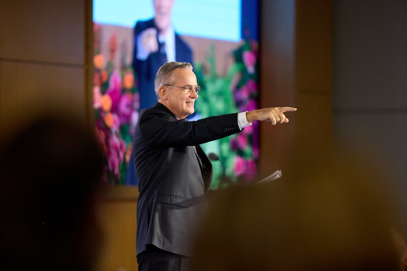 Elder Patrick Kearon, do Quórum dos Doze Apóstolos, discursa no Seminário de 2026 para Novos Líderes de Missão no Centro de Treinamento Missionário de Provo, em Provo, Utah, no sábado, 20 de junho de 2026.