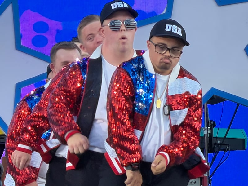 Mario Ray dança em frente a uma grande multidão com o 'Hip Hop Homies with Xtra Chromies' durante o evento Stadium of Fire em Provo, Utah, em 4 de julho de 2026.