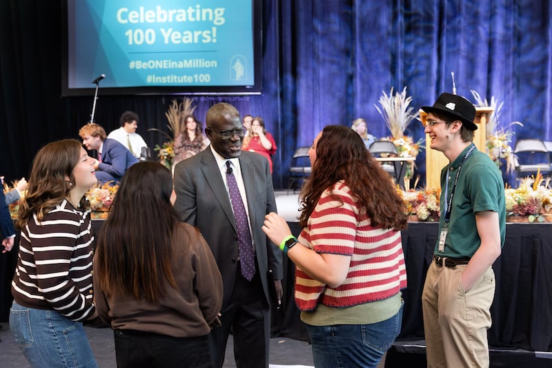 Élder Peter M. Johnson, um Setenta Autoridade Geral, conversa com jovens adultos antes de um devocional comemorativo "100 anos de instituto" realizado no ICCU Arena no campus da University of Idaho em Moscow, Idaho, no sábado, 26 de setembro de 2026.