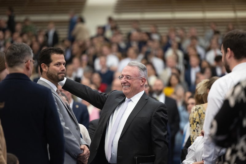 Élder Ulisses Soares, do Quórum dos Doze Apóstolos, cumprimenta os participantes durante um devocional em português realizado no edifício George Albert Smith Fieldhouse da BYU em Provo, no domingo, 5 de fevereiro de 2023.
