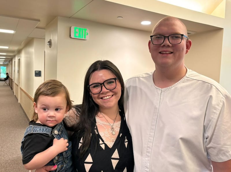 Cambrie e Jadrian Taylor, juntamente com seu filho Jadrian Jr., celebram juntos momentos antes do batismo de Jadrian, San Tan Valley, Arizona, 21 de abril de 2024.