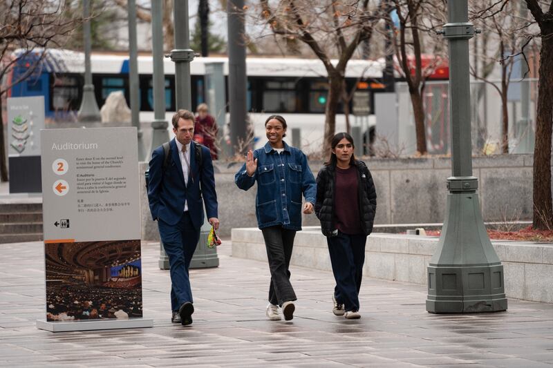 Estudantes da Ensign College caminham para o Conference Center Theater em Salt Lake City para o devocional com Elder Arnulfo Valenzuela da Presidência dos Setenta, na terça-feira, 17 de fevereiro de 2026.
