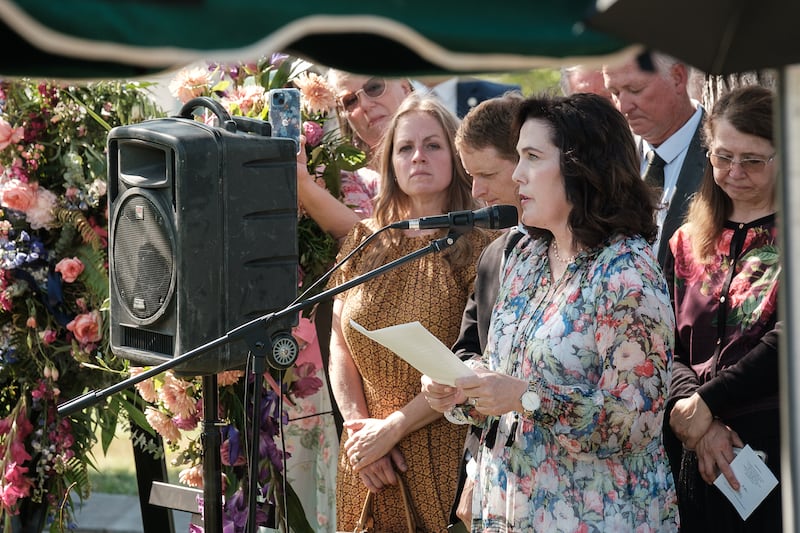 Mary Alice Holland McCann, filha de Élder Jeffrey R. Holland, do Quórum dos Doze Apóstolos de A Igreja de Jesus Cristo dos Santos dos Últimos Dias, e da Irmã Patricia Terry Holland, fala durante a cerimônia de enterro de sua mãe no sábado, 29 de julho de 2023. A irmã Holland faleceu na quinta-feira, 20 de julho, aos 81 anos.
