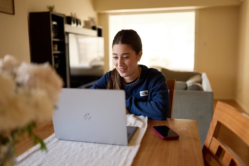 Uma mulher na Argentina estuda em um computador. 25 anos após o lançamento do Fundo Perpétuo de Educação da Igreja, 130.000 estudantes foram ajudados com o auxílio financeiro para completar sua educação.