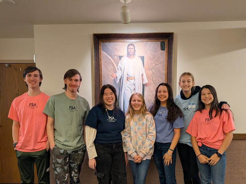 Jovens da Ala Marshfield em Marshfield, Missouri, tiram uma foto com as camisetas que fizeram para uma conferência "Para o Vigor dos Adultos" que planejaram e hospedaram para sua ala em 17 de janeiro de 2026.