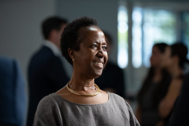Dra. Winifride Mwebesa sorri no Centro Humanitário em Salt Lake City após gravar um episódio do podcast Church News lançado terça-feira, 25 de agosto de 2026.