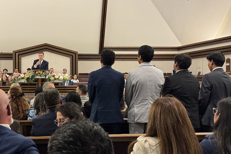 Élder Clark G. Gilbert do Quórum dos Doze Apóstolos convida missionários a se levantarem no Centro de Estaca de Schaumburg Illinois em Chicago, Illinois no domingo, 20 de setembro de 2026.