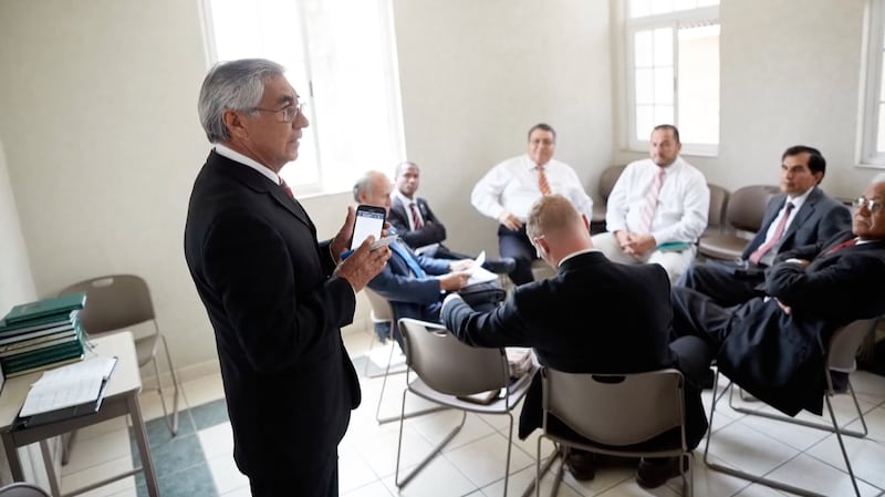 Homens participam de uma reunião do quórum de élderes, conforme mostrado em um vídeo de A Igreja de Jesus Cristo dos Santos dos Últimos Dias sobre o novo calendário de reuniões dominicais para assistir no domingo, 6 de setembro de 2026.