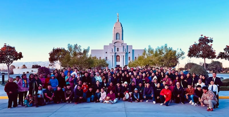 Santos dos Últimos Dias posam para uma foto em frente ao Templo de Arequipa Peru na primeira semana de agosto de 2025.