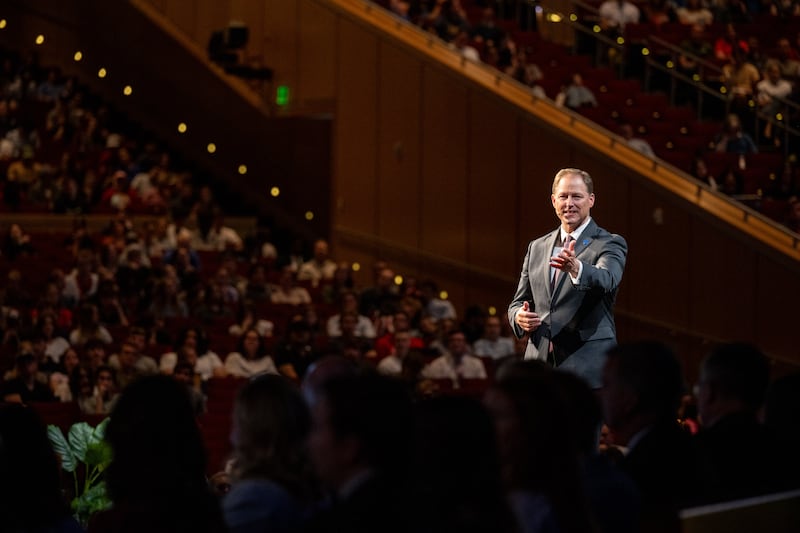 Elder Mark A. Bragg dá uma mensagem no devocional aos alunos da BYU–Idaho em Rexburg, Idaho, terça-feira, 2 de junho de 2026.