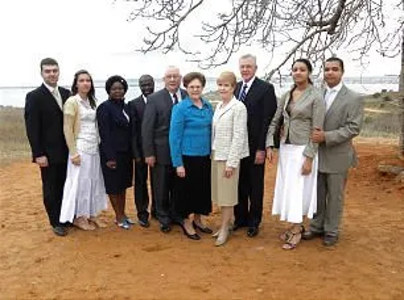 Líderes da Igreja, membros e missionários posam para uma foto em frente a um grande baobá com centenas de anos em Angola, África, depois que Élder D. Todd Christofferson, do Quórum dos Doze, ofereceu uma bênção sobre o país e seu povo.