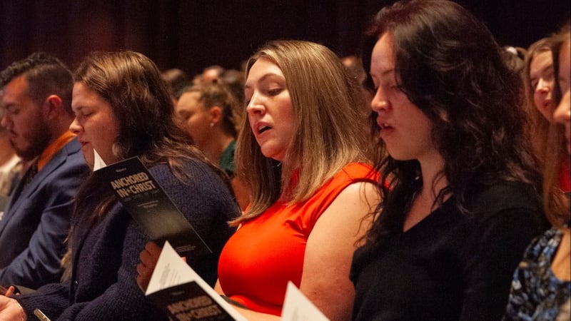 Jovens adultos solteiros reúnem-se para o devocional no David H. Koch Theater no Lincoln Center for the Performing Arts em Nova York no domingo, 20 de setembro de 2026.