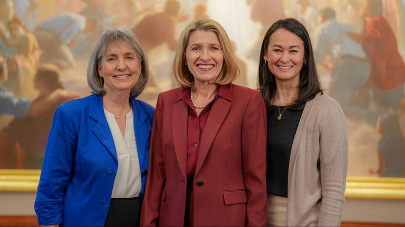 A Presidente Geral da Sociedade de Socorro Camille N. Johnson está com suas conselheiras, a irmã J. Anette Dennis, à esquerda, e a irmã Kristin M. Yee, no Centro de Conferências em Salt Lake City.