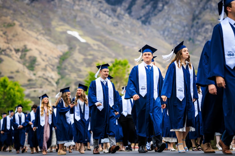 Graduados da BYU formam fila do lado de fora do Marriott Center em preparação para a formatura na quinta-feira, 23 de abril de 2026, em Provo, Utah.